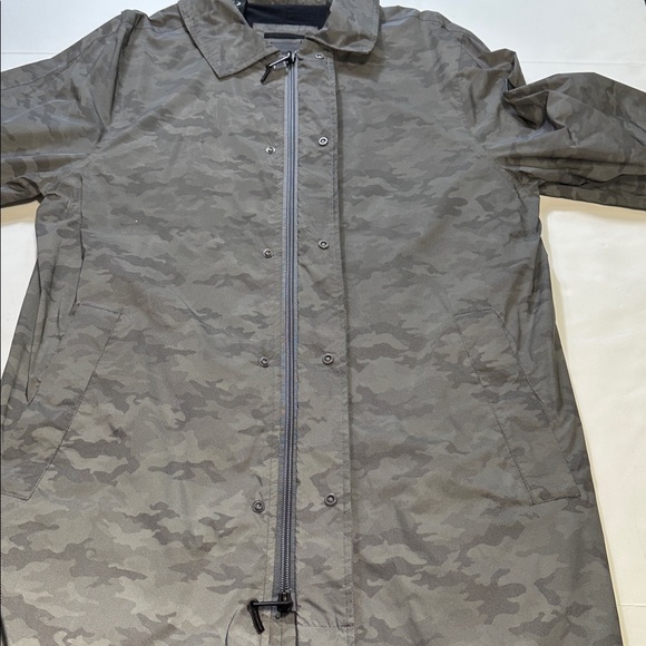 TUMI Men's Camo Reflective Packable Rain Jacket - Picture 6 of 13